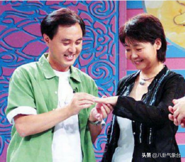 《闖關東》薩日娜：38歲演“文他娘”，結婚30年丈夫甘當“煮夫”