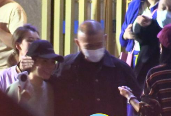 聶遠深夜喝酒被偷拍！手上啤酒杯跟臉差不多大，曾因喝酒打架獲刑