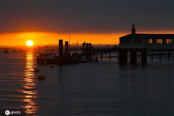 英國河畔日出 霞光美如畫 英國河畔日出 霞光美如畫