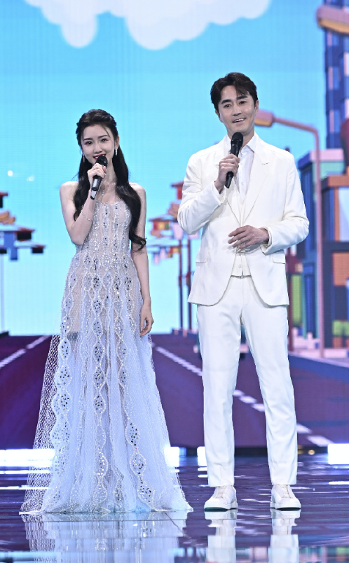 毛曉彤楊玏跨年舞臺路透釋出！衣著清爽太敬業，粉紅泡泡冒不停