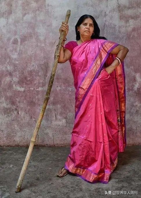 印度大媽創立“粉紅幫”：40萬成員全是女性，個個拿棍棒反抗家暴
