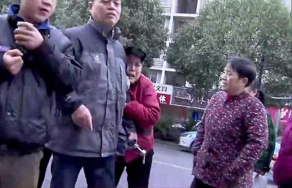 親情:五姊妹為奪房產,搭建木棚守住老房,逼迫老四交出遺囑 親情:五姊妹為奪房產,搭建木棚守住老房,逼迫老四交出遺囑