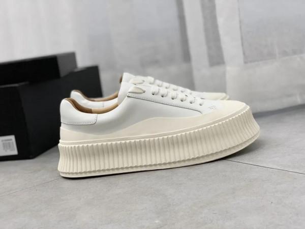 一款極簡的厚底小白鞋 一款極簡的厚底小白鞋