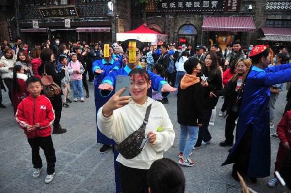 沉浸在小鎮裡，感受詭異的狂歡