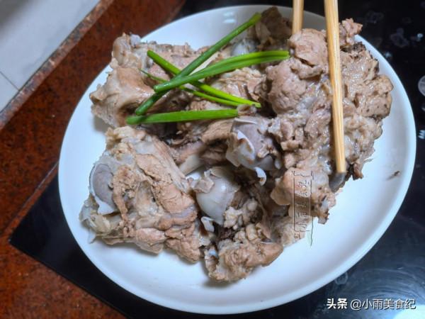 小時候在農村，一殺豬就等著吃這一口，什麼調料都不加，原汁原味