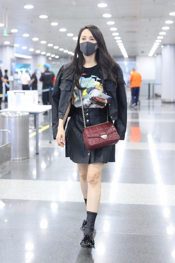 張曼玉的私服很有國際範，皮衣配開叉半身裙，50+女人學一學