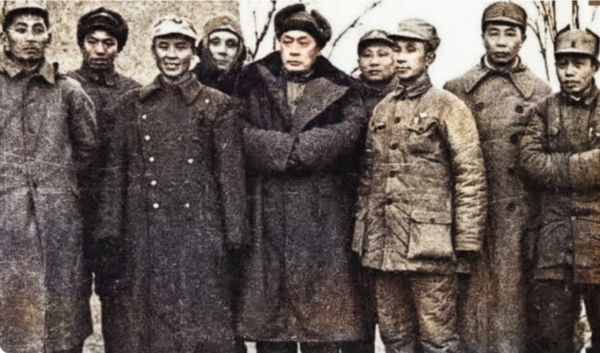 從著裝上看，怎麼也想不到這群衣衫襤褸的人竟是華東的高階將領們