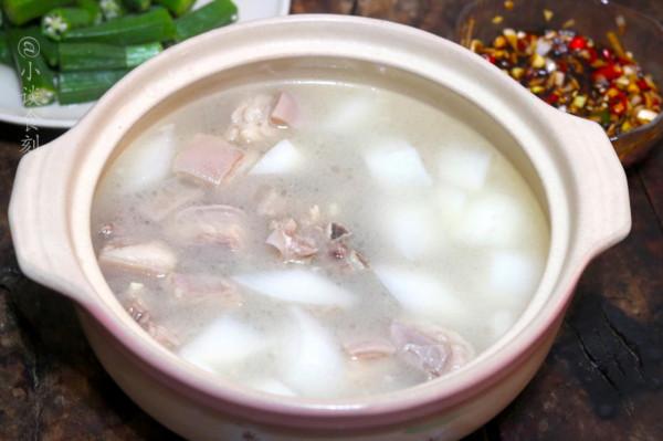 燉羊湯時，開水還是冷水下鍋？區別很大，做錯有羶味湯色不奶白