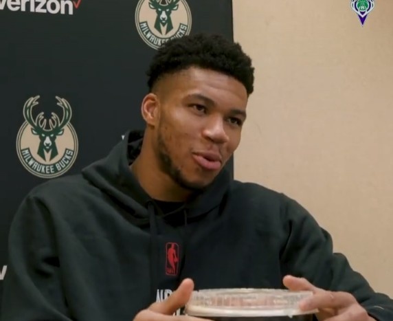 字母哥賽後邊吃炸雞邊接受採訪：我們打得很爛 非常糟糕