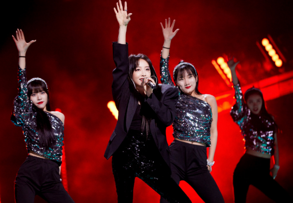 跨年女星哪家強？周慧敏凍齡狀態好，金晨穿漢服，楊紫創收視高峰