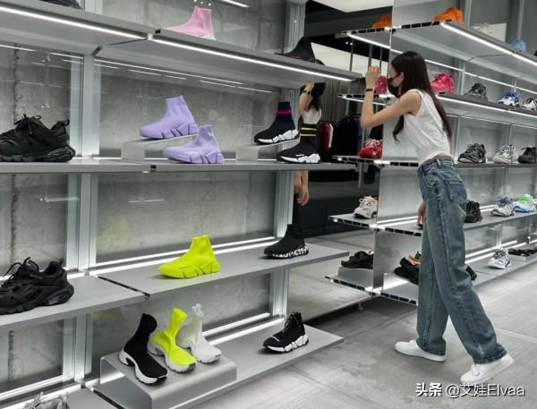 金晨澳門逛街,穿老漢T恤長褲生圖腿長1米8,擼起袖子輸密碼霸氣 金晨澳門逛街,穿老漢T恤長褲生圖腿長1米8,擼起袖子輸密碼霸氣