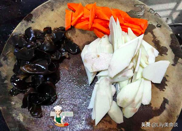 秋天,幾樣素菜一起炒,不放肉也很香,清香脆嫩,秋天吃它特營養 秋天,幾樣素菜一起炒,不放肉也很香,清香脆嫩,秋天吃它特營養