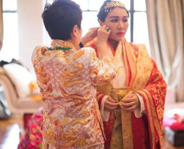 東北小夥辛奇隆：21歲迎娶賭王千金，500萬聘禮，卻換來14億嫁妝