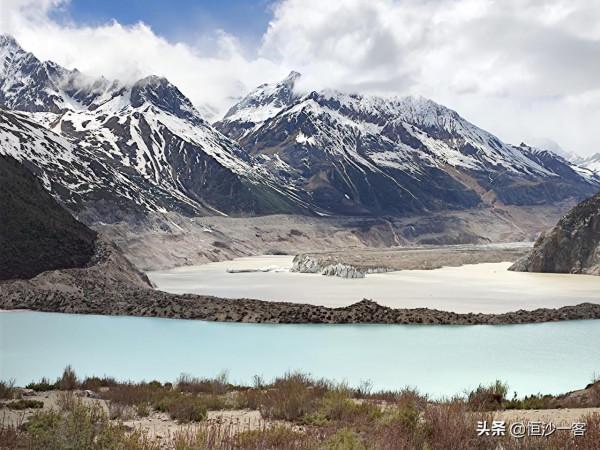 站在村口，見冰川自天邊來，兩湖水一白如牛奶，一綠如翡翠