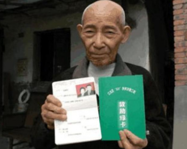 82歲的川軍戰士晚年再婚，辦完喜事後，發現老伴是失聯63年的原配