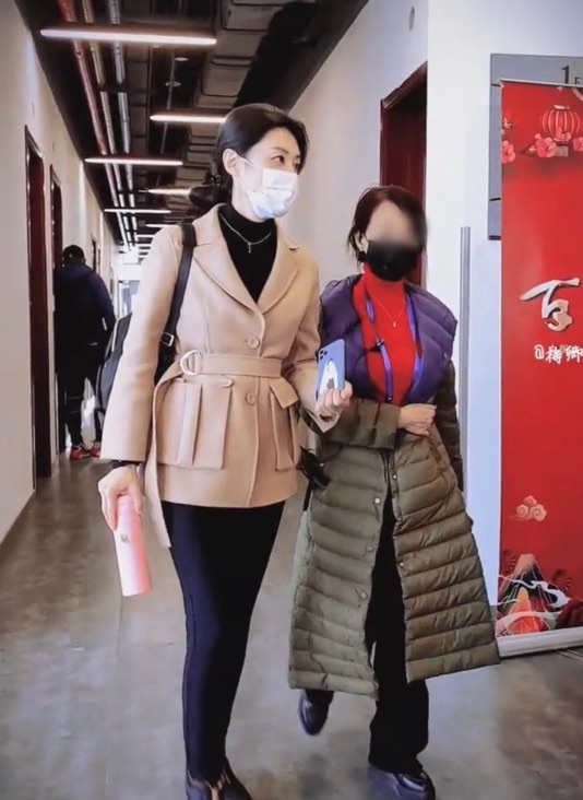 周濤52歲不見老，化淡妝還這麼漂亮，穿西裝配高領毛衣氣質端莊