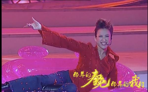 春晚40年女星造型史，前衛絕美的開創時尚，混進奇怪好笑的更搶戲