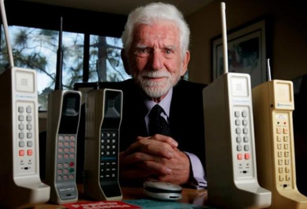 中國第一個有手機號碼的23歲小夥,花2萬買手機,入網費需要6000 中國第一個有手機號碼的23歲小夥,花2萬買手機,入網費需要6000