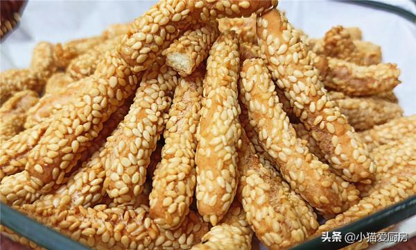 過年少不了的小零食&OpenCurlyDoubleQuote;香酥芝麻條&rdquo;，香酥香酥可口，孩子喜歡
