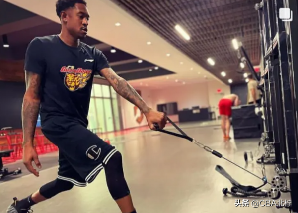 CBA三訊息:上海超外自宣歸隊,瓊斯心情很糟糕,馬尚曬訓練新照 CBA三訊息:上海超外自宣歸隊,瓊斯心情很糟糕,馬尚曬訓練新照