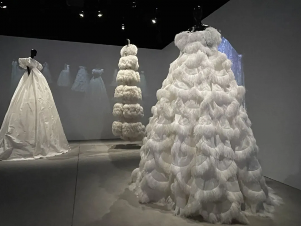 當時裝與藝術碰撞——VALENTINO「再·詮釋」展覽 當時裝與藝術碰撞——VALENTINO「再·詮釋」展覽