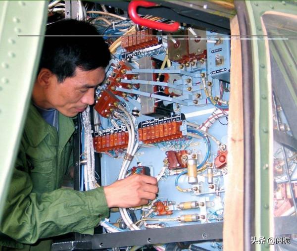 敢叫板外國專家，部隊為留住他改士官編制，公司40萬年薪挖人遭拒