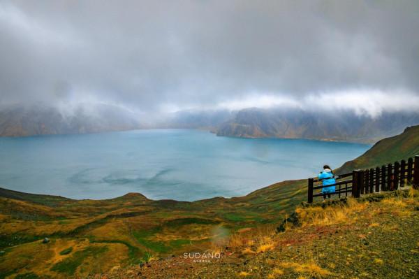 《盜墓筆記》的青銅門真的存在？據傳長白山就有，需爬1442級天梯