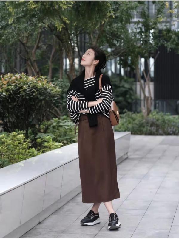 咖色半身裙搭配什麼顏色上衣好看