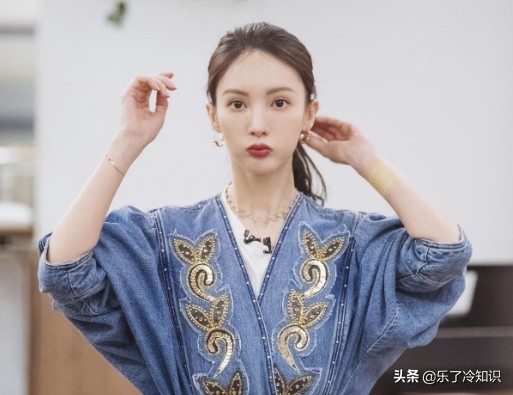 “天生的舞者”在導演椅上跳舞並抽筋，腳尖繃得筆直，腳背太美