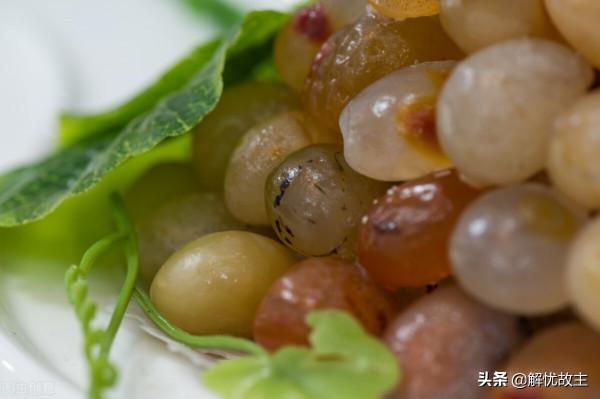 新疆除了和田玉，石頭也金貴，隨便撿起一塊，說不定就能發財