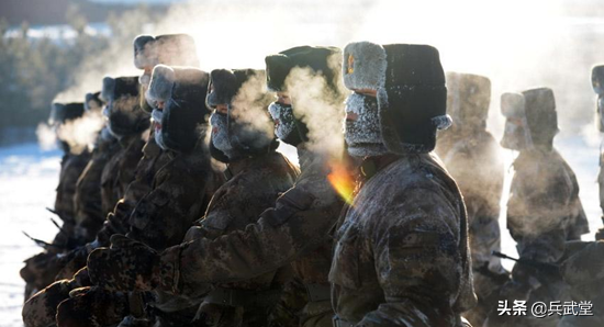 國內冬季單兵裝備亮相？新防寒服反穿就是雪地偽裝，還有經典軍帽