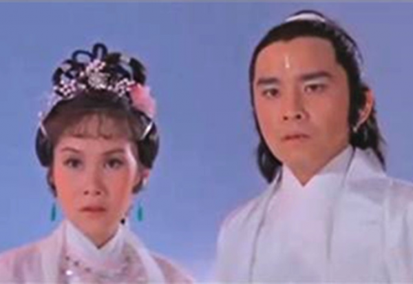 姜大衛為愛妻慶73歲生日，連續2次親吻妻子臉頰，結婚47年仍恩愛