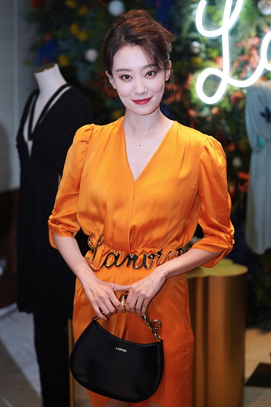 “媽系女星”張小斐生圖真美，穿亮橘色連衣裙好貴氣，挺有豪門感