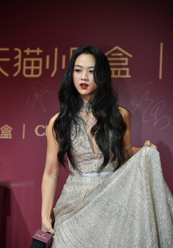 湯唯的氣質真是“頂流”，小麥色面板更顯健康，就是妝面有點髒