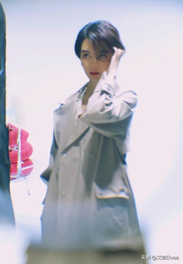 瘦也是優勢!車曉短髮穿風衣配吹風機氣場全開,那眼神好絕一女的 瘦也是優勢!車曉短髮穿風衣配吹風機氣場全開,那眼神好絕一女的