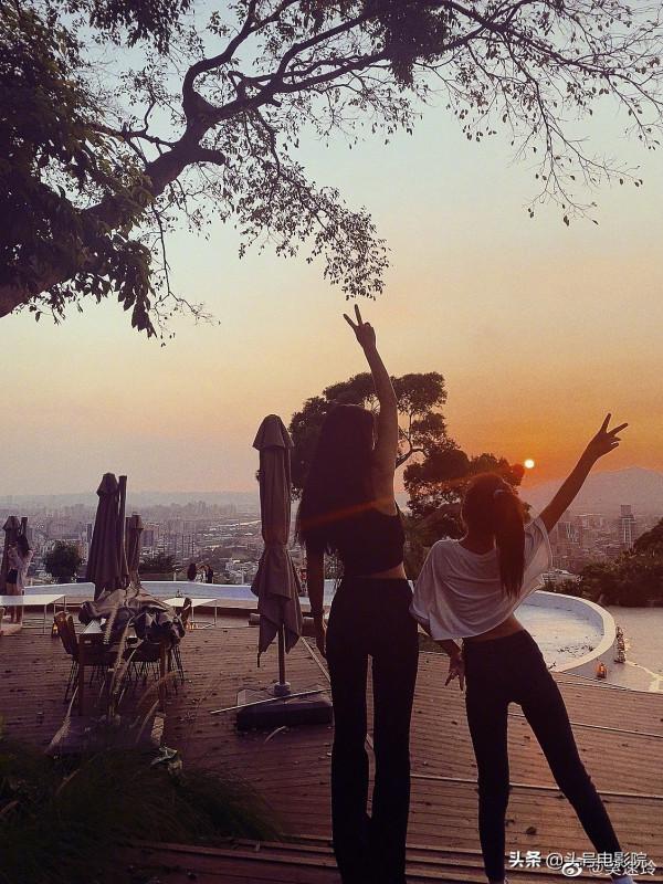 黃多多16歲戴金鍊塗眼影，爸爸萌娃早熟！曹格女兒11歲露肩畫眼線