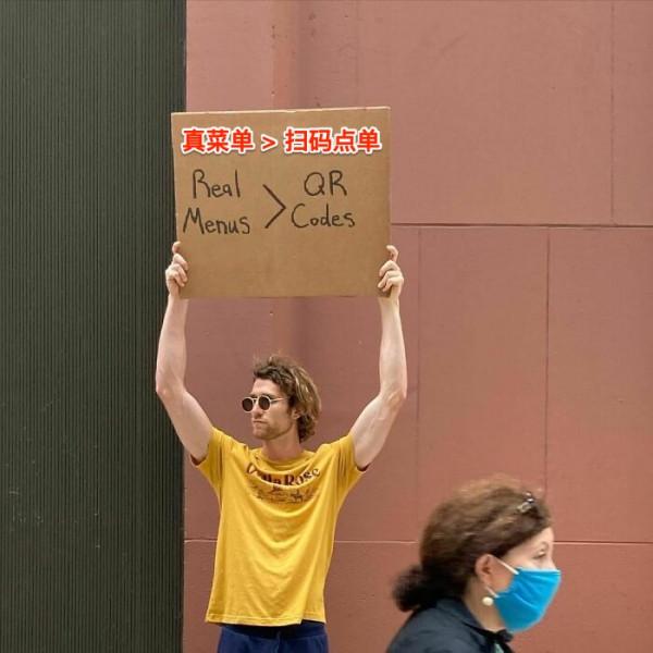 美國小哥一臉嚴肅,舉牌吐槽生活中的小事,非常有共鳴了 美國小哥一臉嚴肅,舉牌吐槽生活中的小事,非常有共鳴了