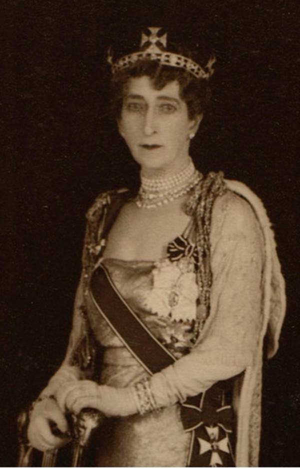 大戶就是不一樣,一下頭戴兩頂頭飾,連詩麗吉王后都無法與之相比 大戶就是不一樣,一下頭戴兩頂頭飾,連詩麗吉王后都無法與之相比