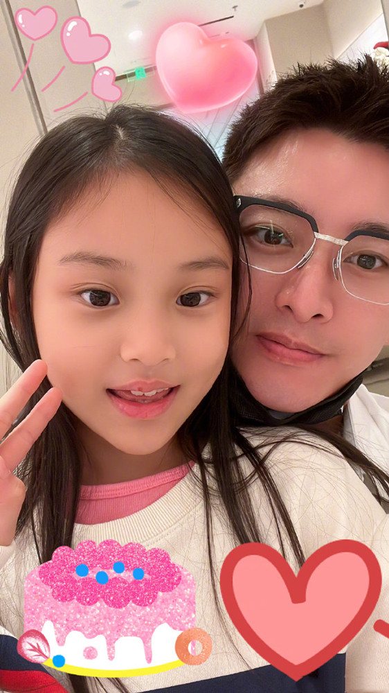 甜馨9歲生日和賈乃亮合影，長頭髮瓜子臉越來越像李小璐，美人坯