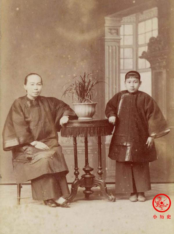 晚清老照片:李鴻章75歲臉上沒有皺紋;縣太爺審案,親兵衙役助威 晚清老照片:李鴻章75歲臉上沒有皺紋;縣太爺審案,親兵衙役助威