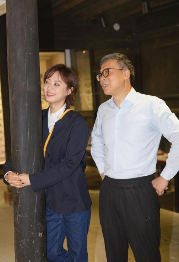 孫儷逛街被偶遇，三十多度穿貂有勇氣，不愧是養生達人