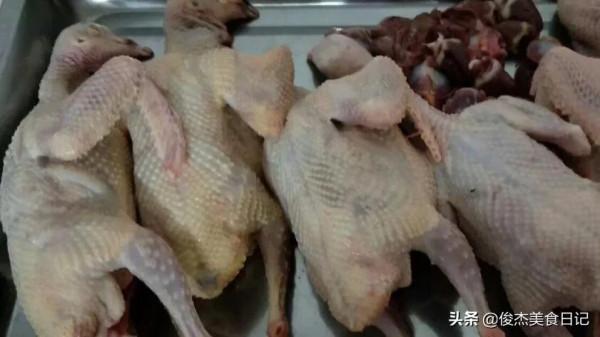 酒店裡邊的脆皮乳鴿其實很簡單,掌握方法你也是大廚 酒店裡邊的脆皮乳鴿其實很簡單,掌握方法你也是大廚