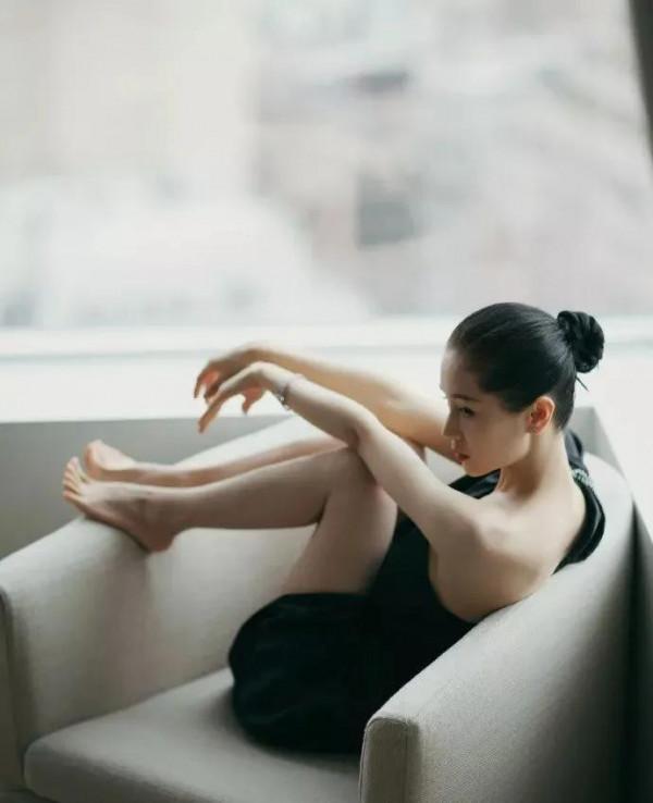 王子文氣質優雅，美麗動人