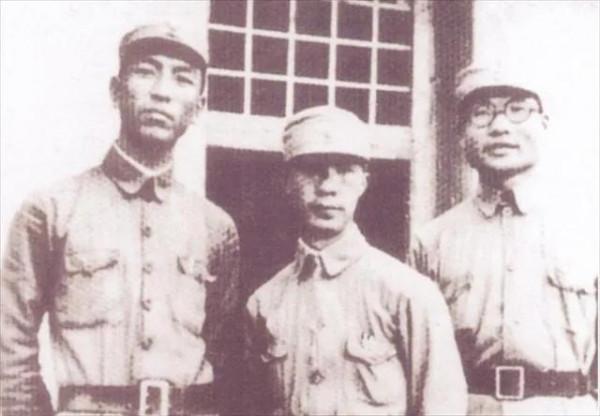 1955年他被授予中將,因覺軍銜太低,簽字署名全帶“中將”表不滿 1955年他被授予中將,因覺軍銜太低,簽字署名全帶“中將”表不滿