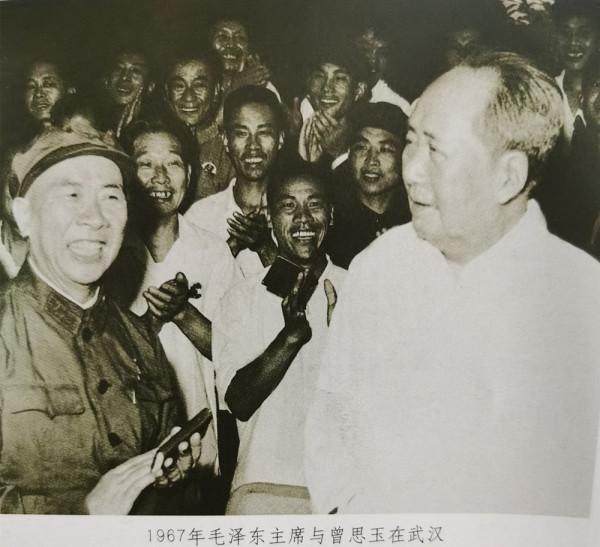 1953年，毛主席接見兩位曾姓兵團副司令，問道，你們誰的輩分大？