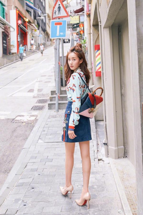 李一桐太甜美了，一身打扮盡顯完美身材，網友：嬌嫩似大一新生