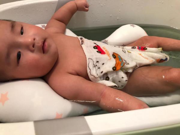 寶寶洗澡啦 寶寶洗澡啦