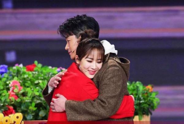 楊紫一襲紅色風衣亮相春晚，不但和佟大為CP感十足，氣質也高階了