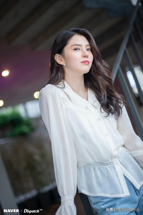 撞臉宋慧喬的韓國女星韓素希，一襲白色雪紡襯衫，優雅知性