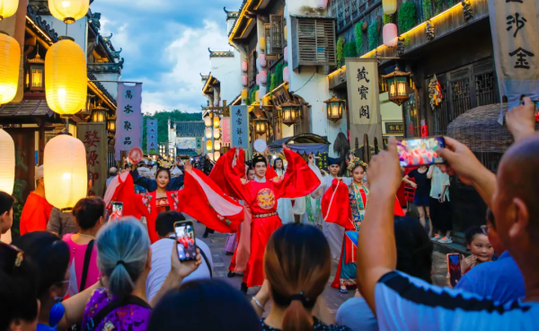 重陽夜遊 | 穿越快閃、紅星竹筏、實景演出......快帶爸媽來打卡 重陽夜遊 | 穿越快閃、紅星竹筏、實景演出......快帶爸媽來打卡